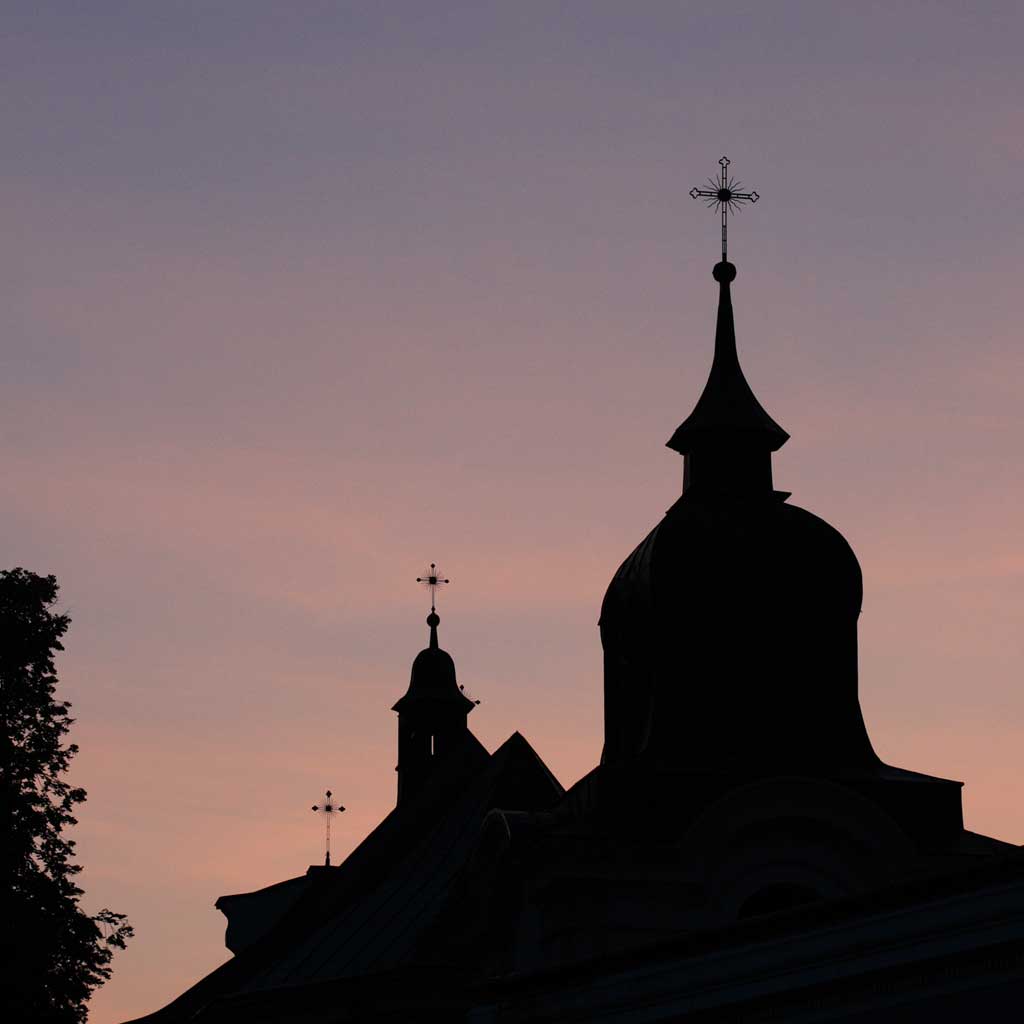 Kościół farny pw. św. Marii Magdaleny w Dukli - perła rokoko, zima Beskid Niski, Podkarpacie, Polska,  Juliusz Stola.
Zdjęcie przedstawia wieże kościoła farnego w Dukli, Co warto zobaczyć