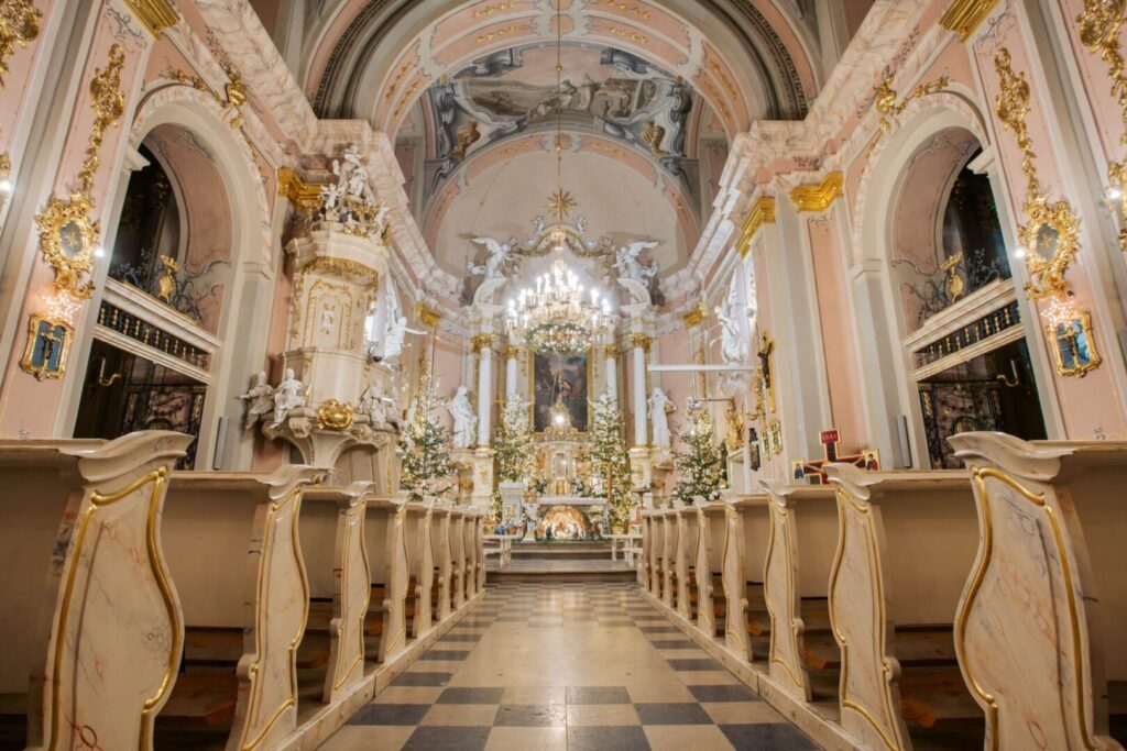 Kościół farny pw. św. Marii Magdaleny w Dukli - perła rokoko, wnętrze rokokowe Beskid Niski, Podkarpacie, Polska,  Juliusz Stola.
Co warto zobaczyć w Dukli